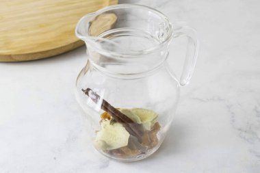 Zencefil, kuru üzüm, kakule ve tarçın sürahide kalsın..