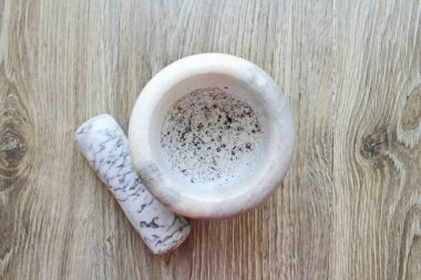 Bir havana tuz ve biber koy, doğra..