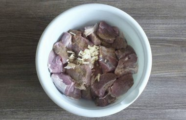 Eti hazırla. Yıka, kurut. Kibrit kutusu büyüklüğünde parçalara ayrılmış. Bir kaseye transfer et. Doğranmış sarımsak, karabiber ve kırmızı biber ekle. Her şeyi birbirine karıştır..