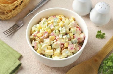 PP yengeç salatası hazır. Yengeç çubuklu lezzetli salata, hem her gün hem de festival masaları için uygundur. Afiyet olsun.!