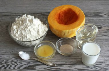 Balkabağı ekmeği yapmak için gerekli tüm malzemeleri hazırlayın..