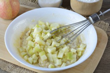 Dilimlenmiş elmalara serp. Elmaların kabuklarını kestim..