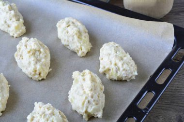 Kurabiye yapmak için hamuru pişirme tepsisine koyun..