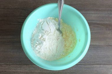 Un ve kabartma tozu dök..