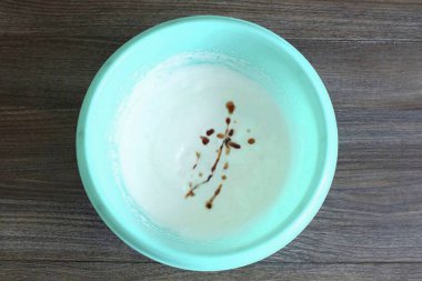 Erimiş jelatini ince bir derede protein kütlesine dök. Çırp. Sonra, ılık reçeli ince bir derede şekerle doldur. Ama çırpmayı kesmeyin..