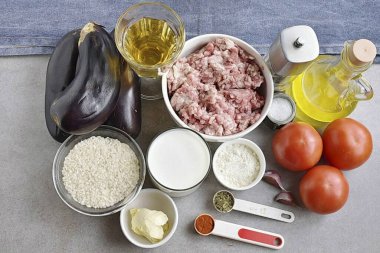 Patlıcan ve pirinç musakkası yapmak için gerekli tüm malzemeleri hazırlayın..