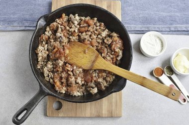 Domatesleri doğra ve domatesler yumuşayana kadar kaynat. Tatmak için tuz ve biberli mevsim, beyaz şarap ve kaynatma, ara sıra karıştırma, buharlaşana ve kıyma yumuşak olana kadar.