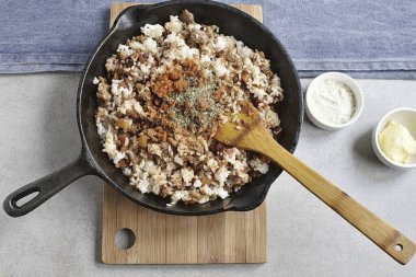 Pirinçle doğranmış et, paprika ve kekik ekle. İyice karıştır..