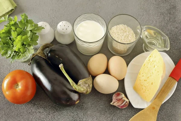 Patlıcan Pirinç Güvecini Yapmak Için Gerekli Tüm Malzemeleri Hazırlayın — Stok fotoğraf