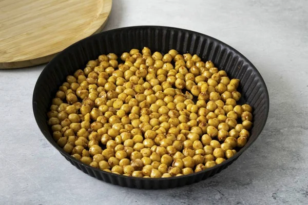 Place Chickpeas One Layer Baking Sheet Bake Oven 200 Degrees — Stock Photo, Image