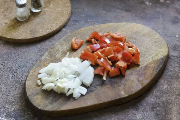Obrać Cebulę Paprykę Wypłukać Warzywa Pokroić Małe Kostki — Zdjęcie stockowe