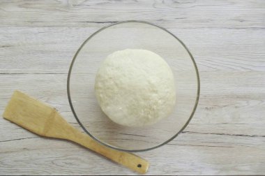 Yumuşak, elastik bir hamur. Sıcak bir yere koy..