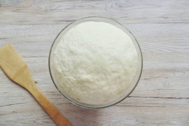 Bir buçuk saat içinde hamurun hacmi 2-3 kat artacak ve kullanıma hazır olacak..