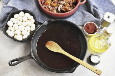 Tavadaki yağları boşalt. Şarabı dökün ve artıkları karıştırın, dipteki parçacıkları karıştırın ve kazıyın..