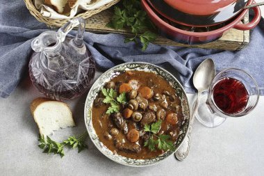 Taze ekmek ve iyi bir kırmızı şarapla derin kaselerde sıcak burgundy eti servis et.!