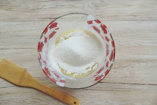 Gradualmente Despeje Farinha Peneirada Uma Tigela — Fotografia de Stock