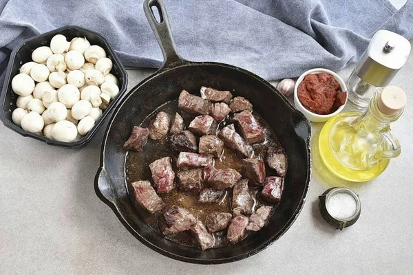 Das Rindfleisch Gut Trocknen Und Würfel Schneiden Einer Gusseisernen Pfanne — Stockfoto