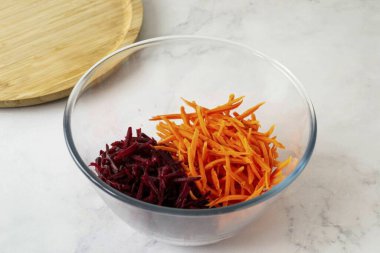 Pancar ve havuçları yıka, onları soy. Izgara Kore havucu..