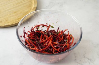 Salatayı karıştırıp buzdolabında 15-20 dakika bekletin. Pancar ve havuç salatası hazır..