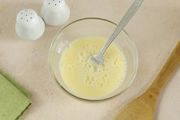 Yemek Kaşığıyla Yumurta Çırpın Soğuk — Stok fotoğraf