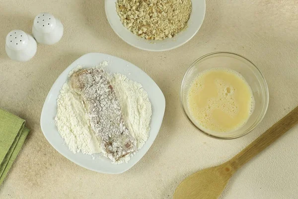 すべての材料を準備し 小麦粉で最初にチョップをコーティング そして最後にパン粉で — ストック写真