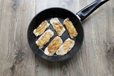 Keçi peynirini bir santimetre kalınlığında dilimlere ayırın. Sebze yağını kızartma tavasına dök, her iki tarafı da kızartıp kızart. Ta ki altın sarısına kadar. Kişi başı 2 dakika sürecek, kaldırın ve tamamen soğutun..