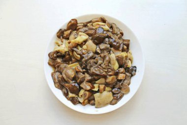 Mantarları orta dilimlere ayır. Tencereye su dök, tuz dök ve kaynat. Mantarları kaynayan suya koy ve 30 dakika boyunca sıcakta pişir. Kaynattıktan sonra elek üzerine katla ve çorbanın tamamen boşalmasına izin ver..