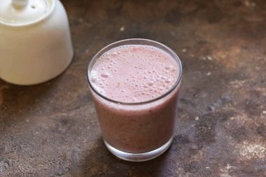 Smoothie 'yi bardağa doldur ve servis yap..