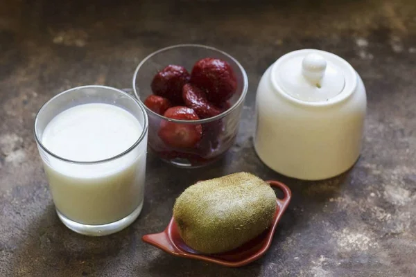 Bereiten Sie Alle Zutaten Für Den Kiwi Erdbeer Smoothie Vor — Stockfoto