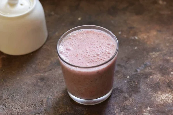 Smoothie 'yi bardağa doldur ve servis yap..