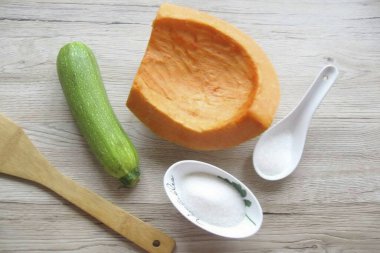 Balkabağı reçeli ve kabak yapmak için gerekli tüm malzemeleri hazırlayın..