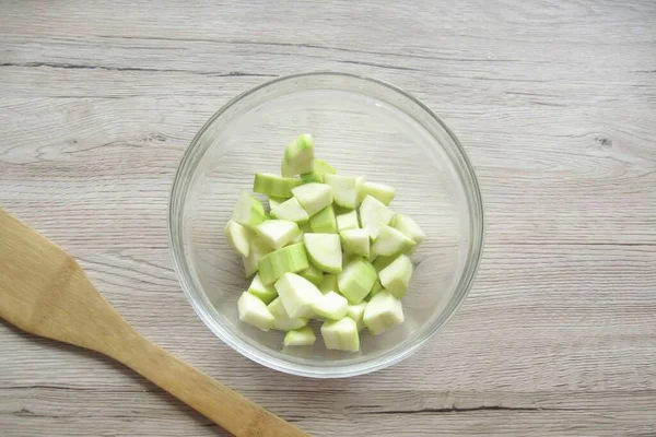 Kabağı yıka, soy ve rastgele doğra. Bir kaseye koy..