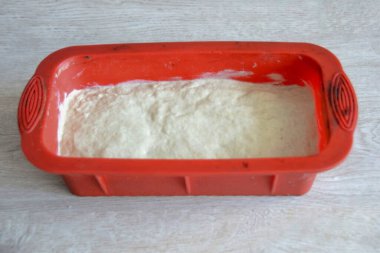Eşleşen hamuru bir yemek kabına aktarın, havluyla örtün ve 1 saatliğine kalkmak üzere ayrılın..