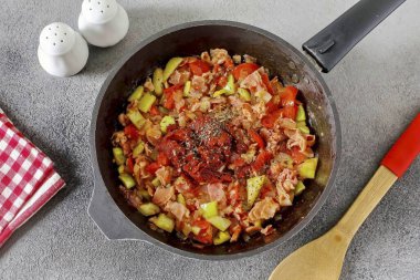 Tatmak için domates ezmesi, tuz ve baharat ekle.