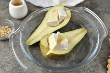 Camembert peynirini küçük parçalara ayır ve armutun üzerine koy..