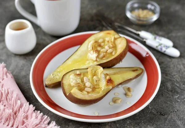 Peynir iyice eritilip hafifçe kahverengileştiğinde, armutları fırından çıkarın, üzerine sıvı bal dökün ve hemen servis yapın. Kuru beyaz şarapla inanılmaz lezzetli oluyor! Afiyet olsun.!