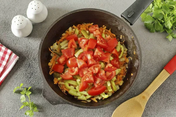 Saltear Las Verduras Hasta Que Estén Suaves Añadir Los Pepinos —  Fotos de Stock