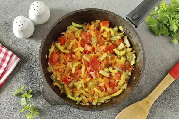 Her şeyi 5 dakika kadar kaynat, sonra tavanın içindekileri tencereye transfer et..