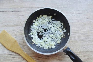 Orta sıcaklıkta soğan ve sarımsağı şeffaf olana kadar kızart..