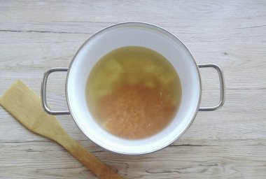 Mercimeği durula, kabı da patates ve malzemeyle doldur. Ateşe verin..