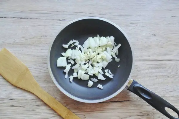 Mientras Cocinan Las Lentejas Las Patatas Pelar Las Cebollas Enjuagar — Foto de Stock