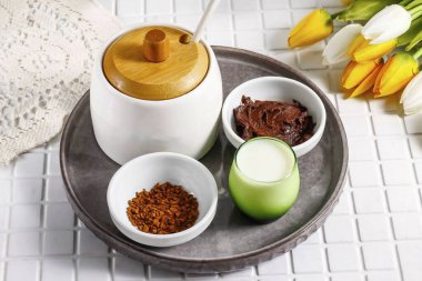 Nutella ile kahve yapmak için gerekli tüm malzemeleri hazırla..