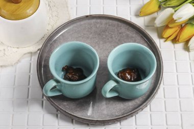 Bardaklara 1 tsp koy. 