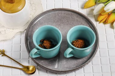 Her fincana 2 gram hazır kahve koy. Eğer öğütülmüş kahve kullanacaksan, Türk kahvesi yap..