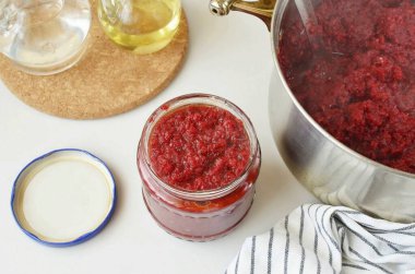 Steril kavanozlara sıcak havyar dök. Kapakları vidalayın. Soğutulduktan sonra, serin bir depoya transfer edin..