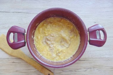 Parçalanmış armut ve portakalları ağır dipli tencere ya da kaseye transfer edin..