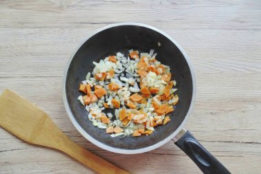 Yumuşayana kadar sebzeleri kızart..