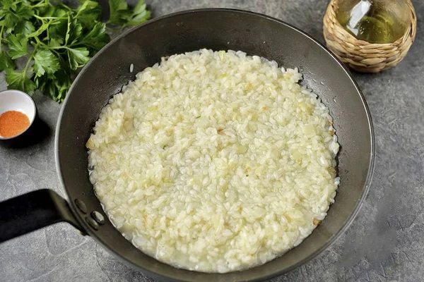 Olvassa Húslevest Apránként Főzzük Meg Rizst Amíg Félig Főtt — Stock Fotó
