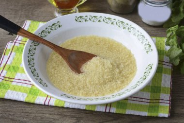 Sıcak suyla kuskus dök, 15 dakika üstü kapalı bırak, buharlaşsın..