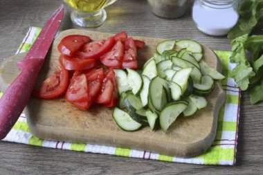 Salatalıkları ve domatesleri yarım daire yapın..